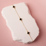 Bransoletka złota z czarnymi koniczynami