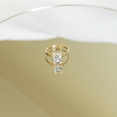 Pierścionek złoty z prostokątną cyrkonią Mirari