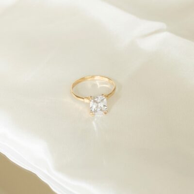 Pierścionek złoty z prostokątną cyrkonią Mirari