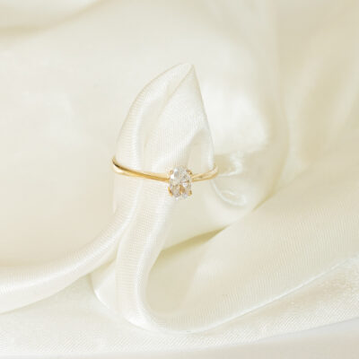 Pierścionek złoty z owalną cyrkonią Amoura