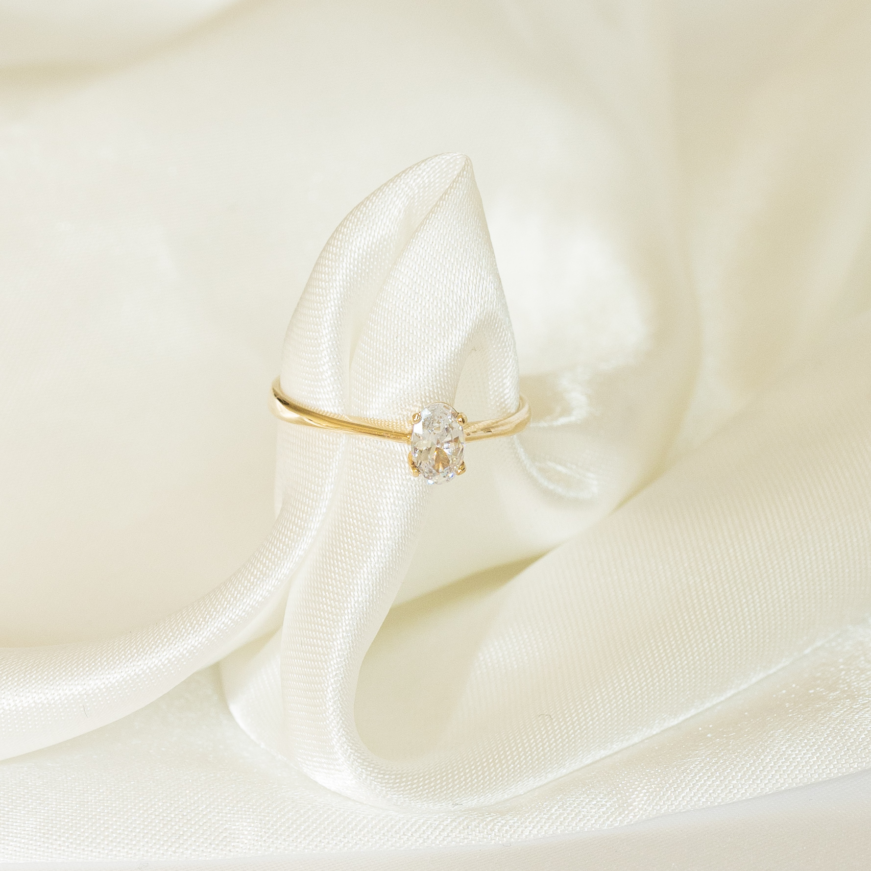 Pierścionek złoty z owalną cyrkonią Amoura Pierścionek złoty z owalną cyrkonią Amoura