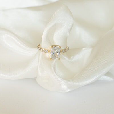 Pierścionek złoty z prostokątną cyrkonią Loren