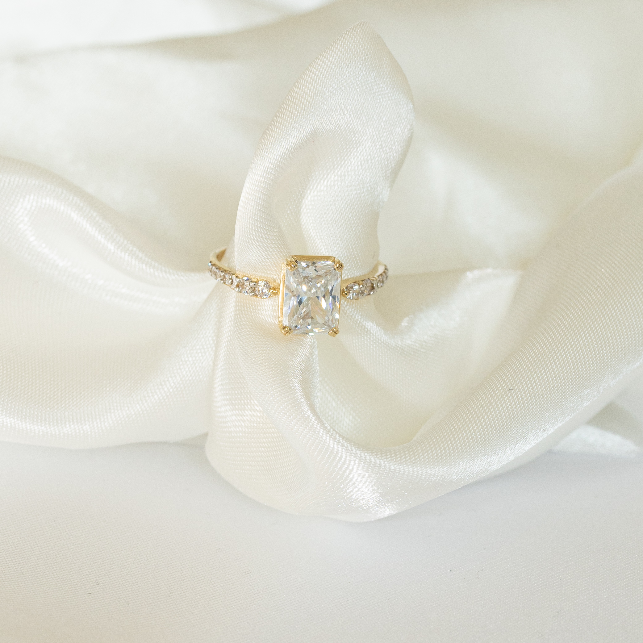 Pierścionek złoty z prostokątną cyrkonią Loren Pierścionek złoty z prostokątną cyrkonią Loren