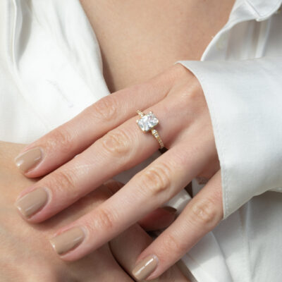 Pierścionek złoty z prostokątną cyrkonią Loren