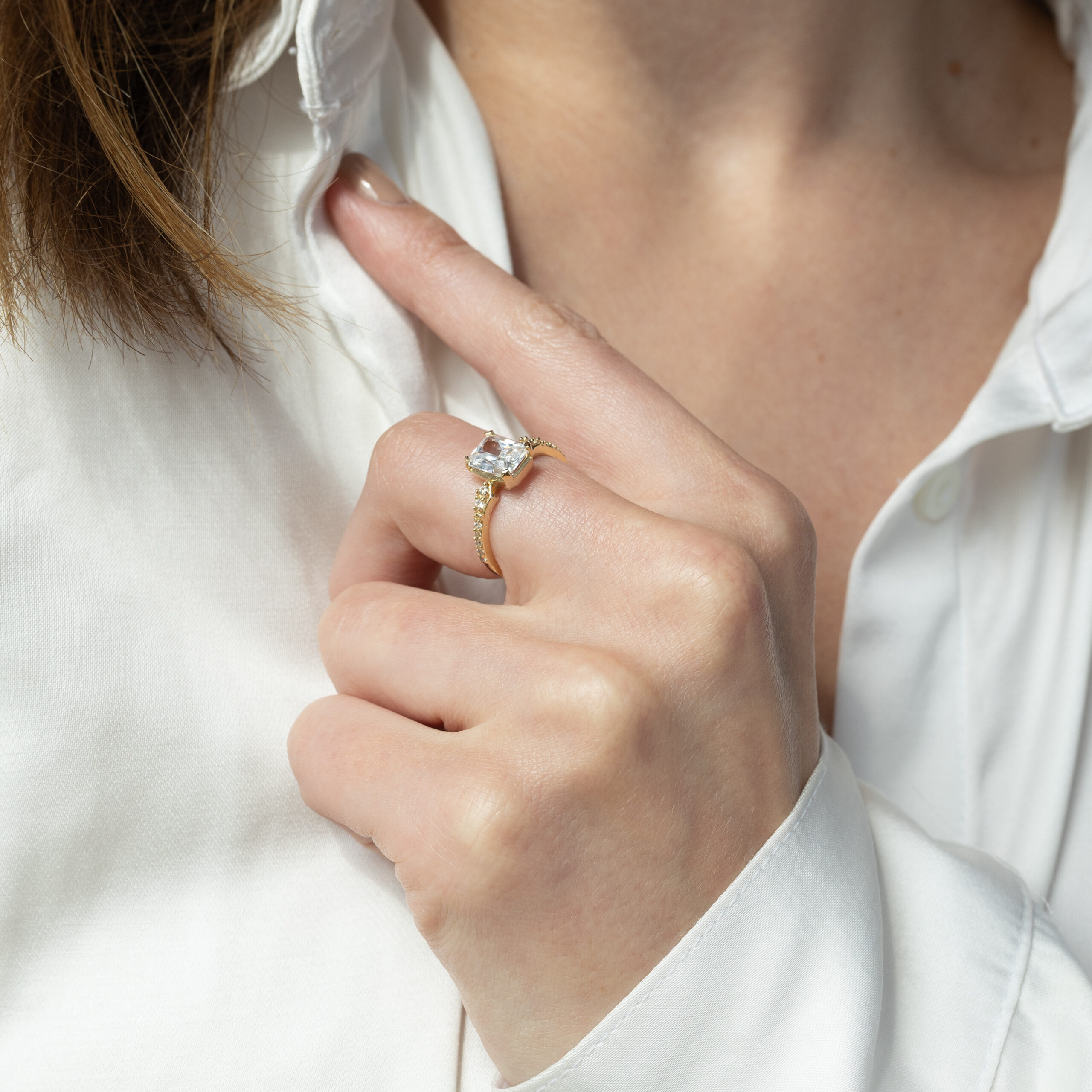 Pierścionek złoty z prostokątną cyrkonią Loren Pierścionek złoty z prostokątną cyrkonią Loren