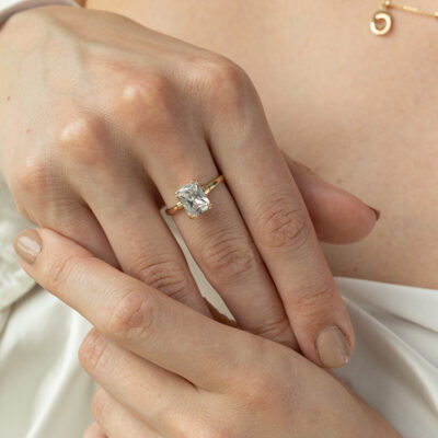 Pierścionek złoty z prostokątną cyrkonią Mirari