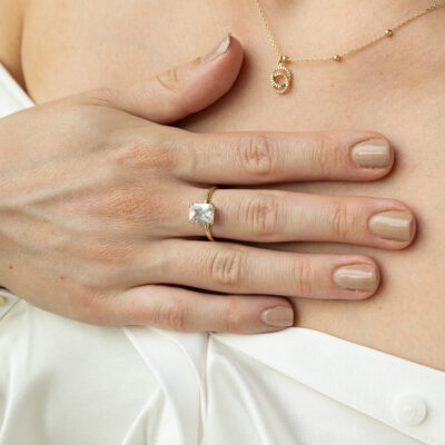 Pierścionek złoty z prostokątną cyrkonią Mirari