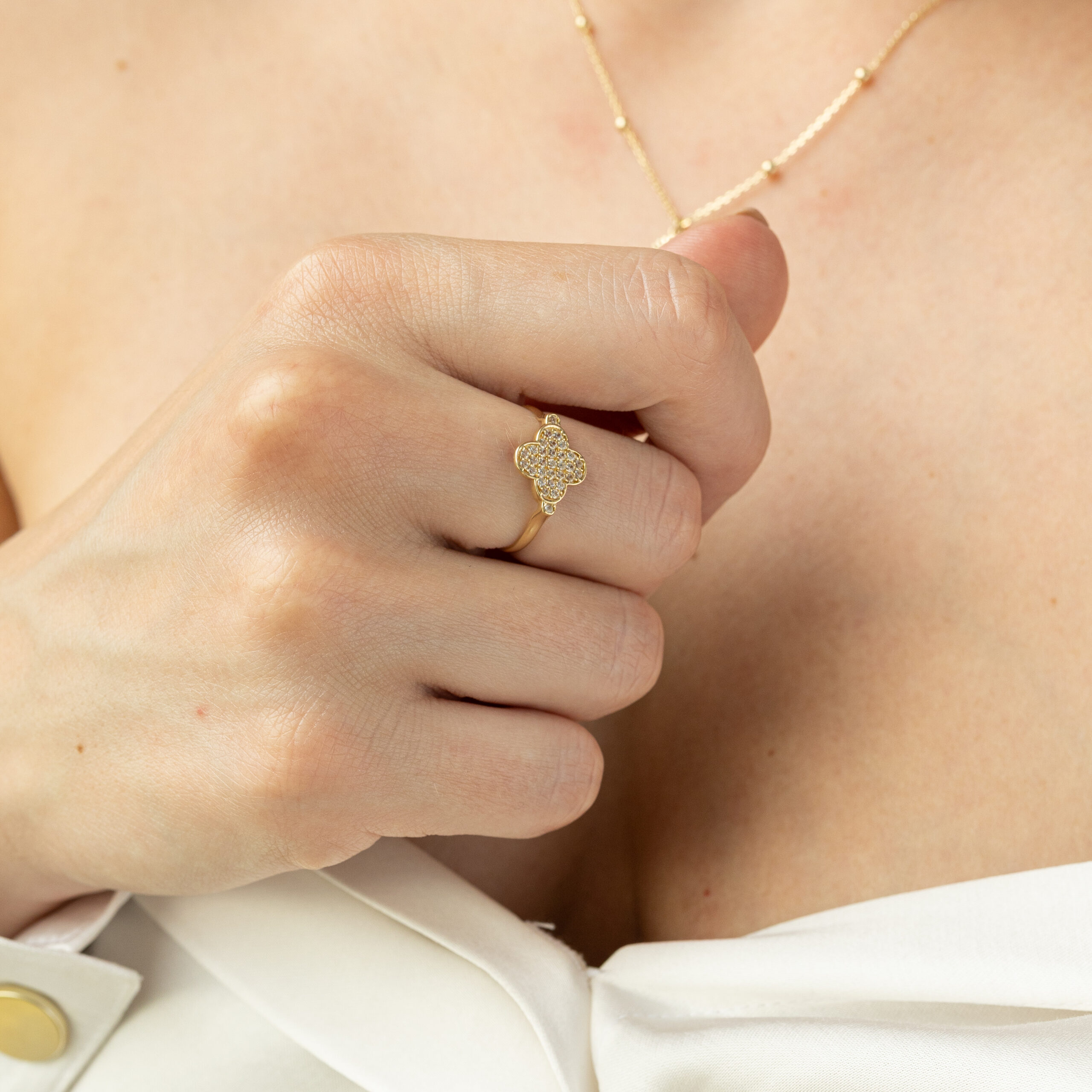 Pierścionek złoty z koniczyną wysadzany cyrkoniami Clover Pierścionek złoty z koniczyną wysadzany cyrkoniami Clover