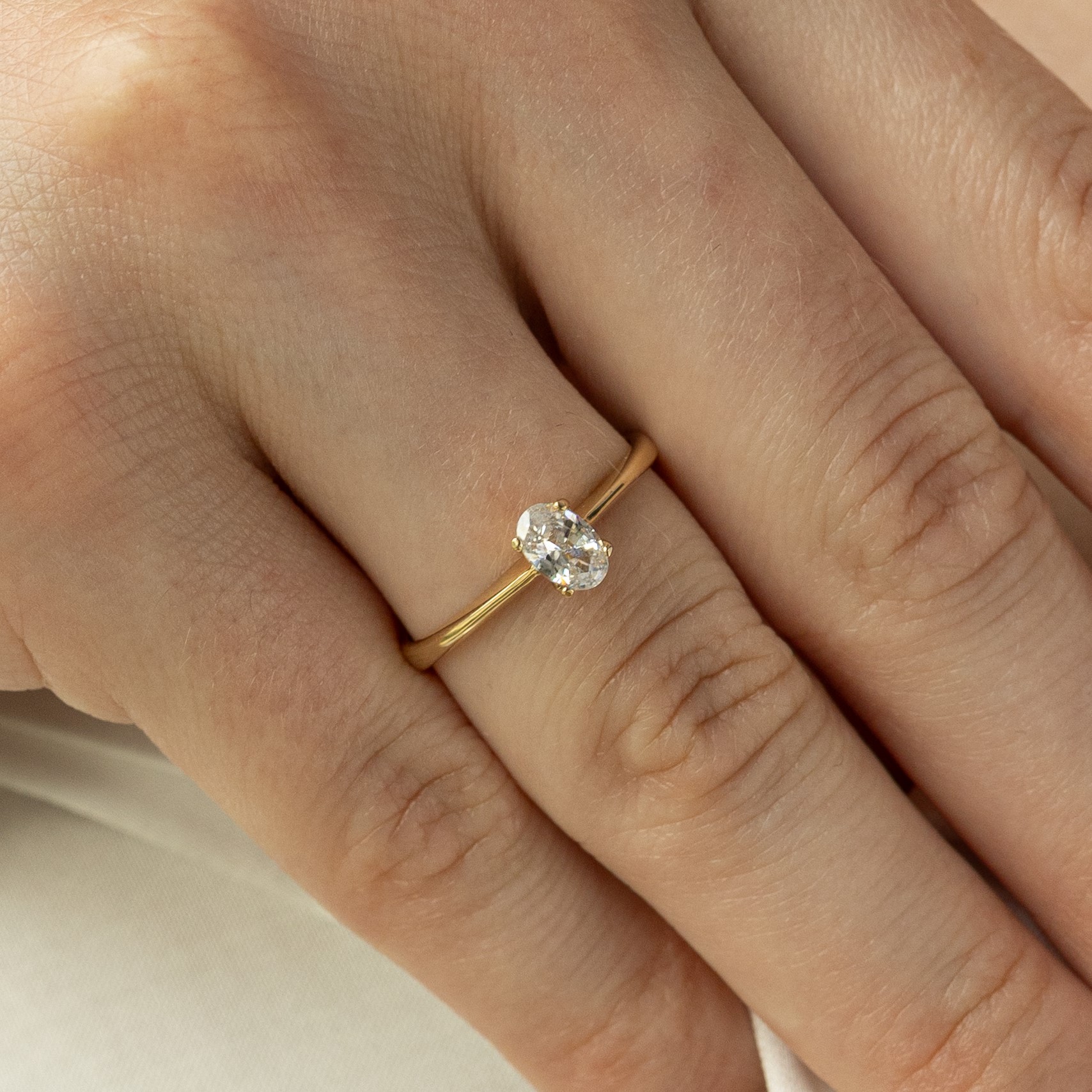 Pierścionek złoty z owalną cyrkonią Amoura Pierścionek złoty z owalną cyrkonią Amoura