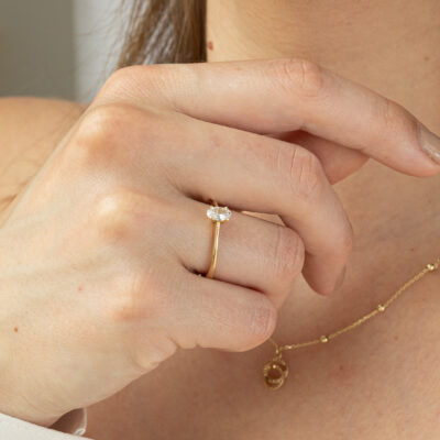 Pierścionek złoty z owalną cyrkonią Amoura