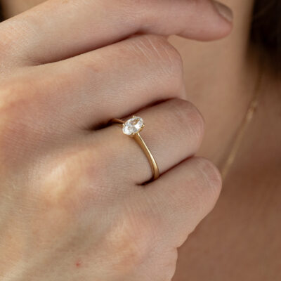 Pierścionek złoty z owalną cyrkonią Amoura