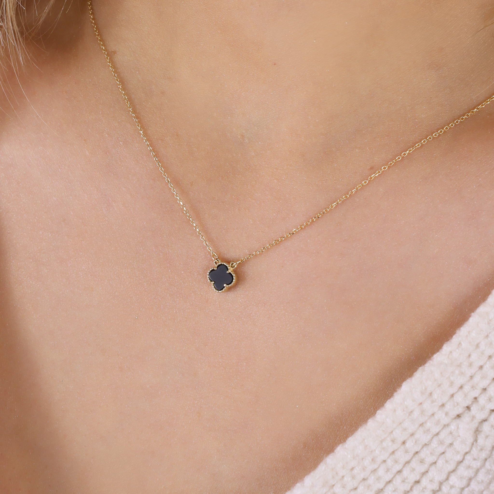 Naszyjnik złoty z czarną koniczynką 0,6 cm Naszyjnik złoty z czarną koniczynką 0,6 cm