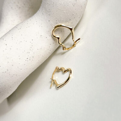 Kolczyki złote serca wiszące na zatrzask