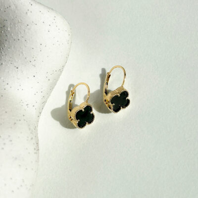 Kolczyki złote z czarną koniczyną na angielskim zapięciu