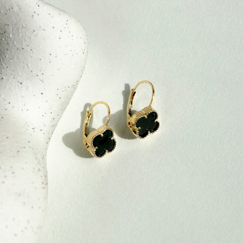 Kolczyki złote z czarną koniczyną na angielskim zapięciu