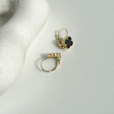 Kolczyki złote z czarną koniczyną na angielskim zapięciu