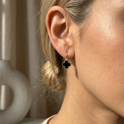 Kolczyki złote z czarną koniczyną na angielskim zapięciu