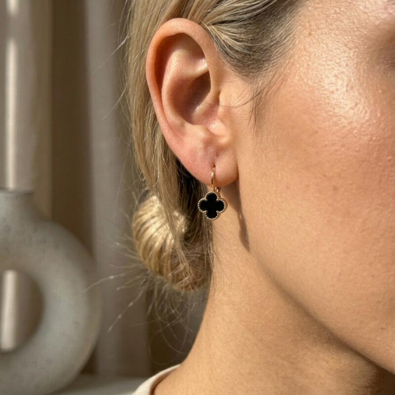 Kolczyki złote z czarną koniczyną na angielskim zapięciu