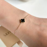Bransoletka złota z dużą czarną koniczyną