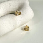 Dokument wystawiony przez markę Monioro Biżuteria jest gwarancją zakupu wyrobu autentycznego, pełnowartościowego, wykonanego ze złota próby 585 (14K). Produkt jest elegancko zapakowany w pudełeczko prezentowe, idealnie nadając się na prezent. Zadbaj o blask swojej złotej biżuterii! Złota biżuteria to nie tylko dodatek, ale także inwestycja i symbol wyjątkowych chwil i emocji. Aby zachować jej blask i trwałość, warto wiedzieć, jak o nią odpowiednio dbać. Dlatego przygotowaliśmy dla Ciebie kompletny poradnik pielęgnacji złotej biżuterii. Dowiesz się z niego: ? Najlepsze sposoby czyszczenia złotej biżuterii – domowe metody i profesjonalne rozwiązania. ? Czego unikać, aby zapobiec uszkodzeniom – błędy, które mogą niszczyć złoto. ? Jak przechowywać biżuterię – aby zawsze była gotowa do założenia. Nie pozwól, by czas odbierał blask Twoim ulubionym dodatkom. Odkryj proste sposoby na ich pielęgnację i ciesz się ich pięknem przez długie lata. Sprawdź nasze porady już teraz ➡ Kliknij Tutaj! Twoja biżuteria zasługuje na wyjątkową troskę!