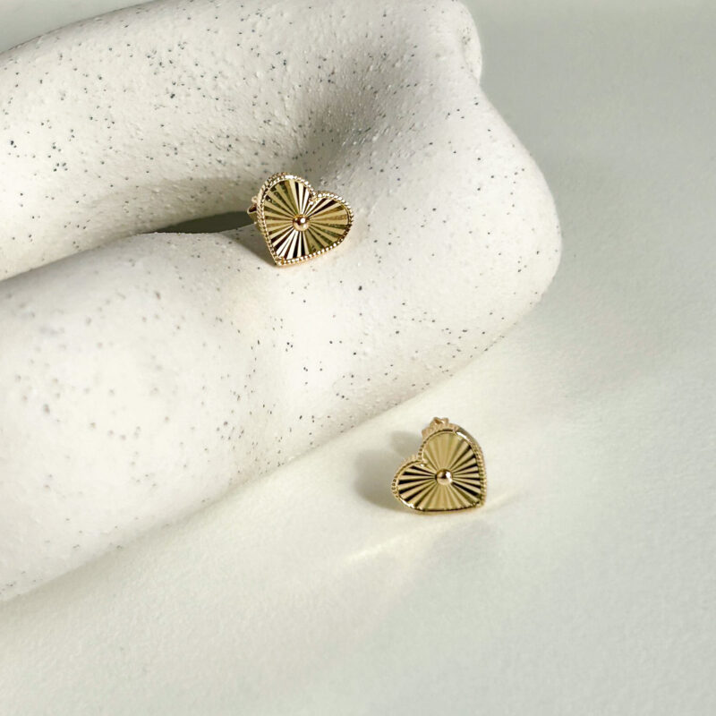 Dokument wystawiony przez markę Monioro Biżuteria jest gwarancją zakupu wyrobu autentycznego, pełnowartościowego, wykonanego ze złota próby 585 (14K). Produkt jest elegancko zapakowany w pudełeczko prezentowe, idealnie nadając się na prezent. Zadbaj o blask swojej złotej biżuterii! Złota biżuteria to nie tylko dodatek, ale także inwestycja i symbol wyjątkowych chwil i emocji. Aby zachować jej blask i trwałość, warto wiedzieć, jak o nią odpowiednio dbać. Dlatego przygotowaliśmy dla Ciebie kompletny poradnik pielęgnacji złotej biżuterii. Dowiesz się z niego: ? Najlepsze sposoby czyszczenia złotej biżuterii – domowe metody i profesjonalne rozwiązania. ? Czego unikać, aby zapobiec uszkodzeniom – błędy, które mogą niszczyć złoto. ? Jak przechowywać biżuterię – aby zawsze była gotowa do założenia. Nie pozwól, by czas odbierał blask Twoim ulubionym dodatkom. Odkryj proste sposoby na ich pielęgnację i ciesz się ich pięknem przez długie lata. Sprawdź nasze porady już teraz ➡ Kliknij Tutaj! Twoja biżuteria zasługuje na wyjątkową troskę!